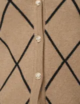 Cardigan tejido negro con estampado de rombos blancos, cuello redondo y cierre frontal con botones dorados. Marca Cable & Gauge.