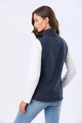 Chaleco polar de alta densidad en color azul marino, con cierre frontal completo, cuello alto y bolsillos laterales con cierre. Presenta un diseño funcional y versátil ideal para usar en capas.