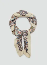 Pañuelo cuadrado de poliéster con diseño estampado con patrón floral y cenefas ornamentales.