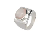 Anillo de plata 925 con piedra de cuarzo rosa de forma ovalada.