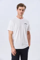 Remera blanca de manga corta, con cuello redondo y estampa frontal combinada con letras bordadas.