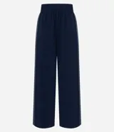 Pantalón deportivo de microfibra color verde, de corte recto y cintura elastizada, con línea lateral en contraste.