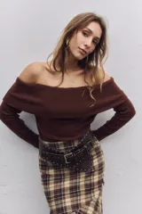 Buzo de punto color chocolate, con diseño de hombros descubiertos y cuello estilo solapa, de manga larga y ajuste al cuerpo.