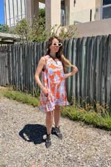 Vestido corto sin mangas con estampado abstracto en tonos naranja y celeste.