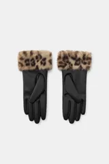 Guantes cortos de cuero sintético negro con costuras decorativas en el dorso y puño con aplicación de pelo sintético estampado con diseño animal print.