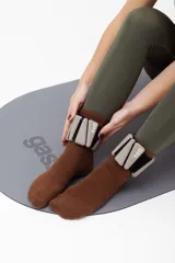 Calza deportiva larga color verde militar, de tiro alto y largo hasta el tobillo.