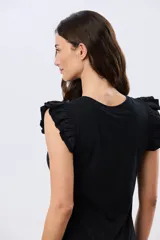 Remera de algodón azul melange con escote redondo y mangas cortas adornadas con doble volado de broderie en los hombros.