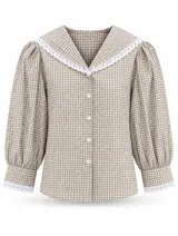 Blusa de manga larga con estampado de cuadros vichy en tonos beige y blanco, cuello marinero con borde de encaje blanco y botones frontales.