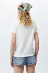 Remera lila de algodón, de manga corta y cuello redondo.