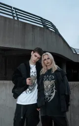Remera de algodón color negro con efecto lavado, corte oversize y estampa frontal de un chihuahua con estética gótica y calavera.