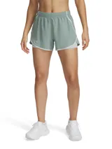 Shorts deportivos de running con diseño 2 en 1, que incluye un pantalón corto exterior ligero de color verde y un short de compresión interior integrado. Posee cintura elástica con cordón, paneles de malla para ventilación y bolsillo lateral con cremallera.