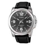 Reloj Casio con caja de acero inoxidable plateada y correa de cuero negro con pespuntes blancos en contraste. Presenta una esfera gris oscuro con textura de líneas verticales, números arábigos de gran tamaño, marcadores plateados y ventana de fecha a las 3 en punto.