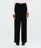 Pantalón de corte recto confeccionado en punto roma, con cintura estructurada, pliegues frontales sutiles y trabillas. Incluye un cinturón fino con hebilla metálica.