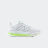 Championes de running New Balance Fresh Foam Vongo V6, color blanco con detalles en gris y suela con amortiguación en verde lima neón. Presentan un diseño con soporte medial para estabilidad y una plataforma acolchada.