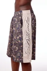 Bermuda unisex de poliéster con estampado de camuflaje y banda lateral color crema con texto en cursiva.
