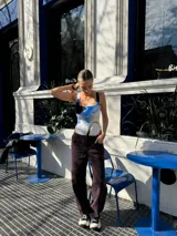 Pantalón jean marrón de corte amplio, con cintura con cordón ajustable.