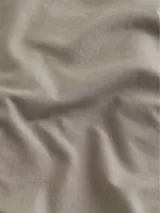 Remera gris de algodón regenerativo, corte slim, cuello redondo y manga larga. Logo pequeño de Calvin Klein debajo del cuello.