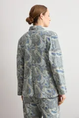 Blazer de jean con estampado paisley en tonos azules y tostados, solapas clásicas y mangas largas.