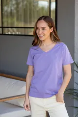 Remera básica de algodón con cuello en V y manga corta.