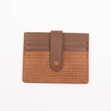 Tarjetero marrón con diseño tejido en la parte inferior y ranuras para tarjetas en la parte superior. Cierre con broche a presión.