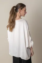 Blusa italiana holgada de color negro liso con detalle de lazos en las mangas. Talle único.