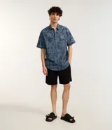 Bermuda masculina de corte recto, color verde oliva, con cintura elástica y cordón de ajuste. Cuenta con bolsillos laterales y está confeccionada en una mezcla de viscosa y cáñamo.