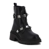 Bota de cuero sintético negra, de caña baja, con suela track y detalle de tachas piramidales plateadas en dos correas alrededor del tobillo.