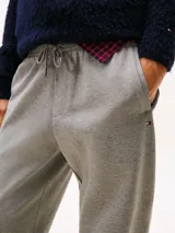 Pantalón de jogging gris melange, confeccionado en mezcla de algodón y poliéster, con corte regular y pierna cónica. Presenta cintura con cordón, bolsillos laterales y un bolsillo trasero de ojal.