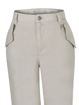 Pantalón Blake de tiro alto color beige, confeccionado en lino orgánico. Presenta bolsillos laterales con solapa y botón, elástico en los tobillos y cierres en el dobladillo.