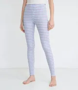 Pantalón de pijama ajustado confeccionado en tejido ribana con elastano, estampado a rayas horizontales multicolor. Presenta cintura elástica y detalle de botones frontales decorativos.