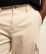 Bermuda cargo de algodón color blanco, con bolsillos laterales y traseros, cierre con botón y cremallera.