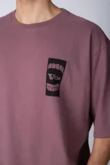 Remera de corte oversize color verde oliva, con cuello redondo y estampa gráfica rectangular en el pecho con el logo VCP.