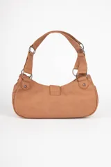 Cartera marrón de símil cuero con detalles de pespuntes y apliques de tachas metálicas. Cuenta con hebilla, dos asas fijas y un bolsillo adicional en su interior.