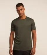 Remera deportiva básica de manga corta y cuello redondo, color verde militar. Confeccionada en tejido de poliéster con tecnología Dry para mayor transpirabilidad.
