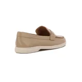 Mocasín color almendra de cuero sintético con suela baja.