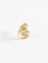 Anillo grueso de acero quirúrgico hipoalergénico color dorado, con diseño bold.