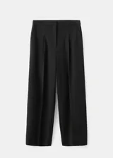 Pantalón de vestir negro de tiro medio y corte recto, con detalle de pinzas y bolsillos laterales.