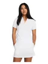 Polo de golf Under Armour de manga corta, color blanco con detalles en naranja neón en el escote en V. Confeccionado en tejido técnico transpirable, elástico y de secado rápido con protección solar UPF 50+.