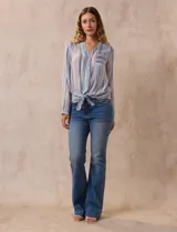 Blusa estampada de Zac & Rachel con cuello a la base, escote en V y botones. Tiene un bolsillo aplicado en la parte delantera, mangas largas regulables con presilla y botón, y terminación anudada opcional.