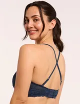 Bralette de encaje floral azul, marca Montelle. Bajo busto sin aro y sin relleno, con forro interno en microtul elastizado. Abrocha detrás en tres posiciones, con breteles fijos y de largo regulable.