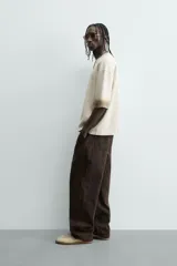 Sudadera de manga corta con cuello redondo, corte relajado y efecto lavado, en tono crudo con teñido en degradé en cuello y puños de color marrón topo.