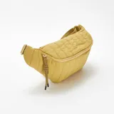 Riñonera acolchada color mostaza con correa ajustable y cierre dorado.