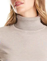 Polera de tejido fino, color rosado, con cuello alto, manga larga y detalle de tajo en los puños.