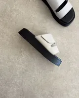 Sandalias negras de cuero vacuno con plataforma y tiras regulables con velcro.