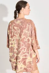 Sweater tipo remerón oversize con proceso artesanal batik en tonos marrones y amarillos.