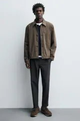 Zapatilla deportiva de estilo casual confeccionada en piel con acabado de serraje. Presenta un diseño de paneles combinados en la parte superior y suela dentada.