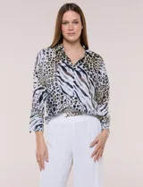 Blusa de gasa liviana con estampado animal print que combina leopardo y cebra, cuello camisero con escote en V y mangas largas con puños anchos.