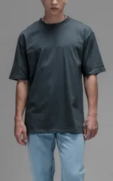 Remera de corte relajado y silueta amplia, con hombros caídos y mangas cortas. Confeccionada en algodón premium, presenta un diseño liso en color gris oscuro.