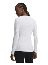 Remera térmica de manga larga Under Armour, diseñada como primera capa. Presenta un ajuste al cuerpo, cuello redondo y mangas raglán. Confeccionada en tejido de doble capa con interior cepillado para mayor calidez y paneles de malla en las axilas para ventilación.
