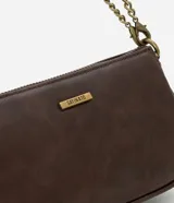 Cartera tipo baguette de la marca Satinato, confeccionada en poliuretano color marrón con acabado que imita el cuero. Presenta cierre superior con cremallera, placa metálica con el logo de la marca en el frente y correa de cadena metálica dorada desmontable.